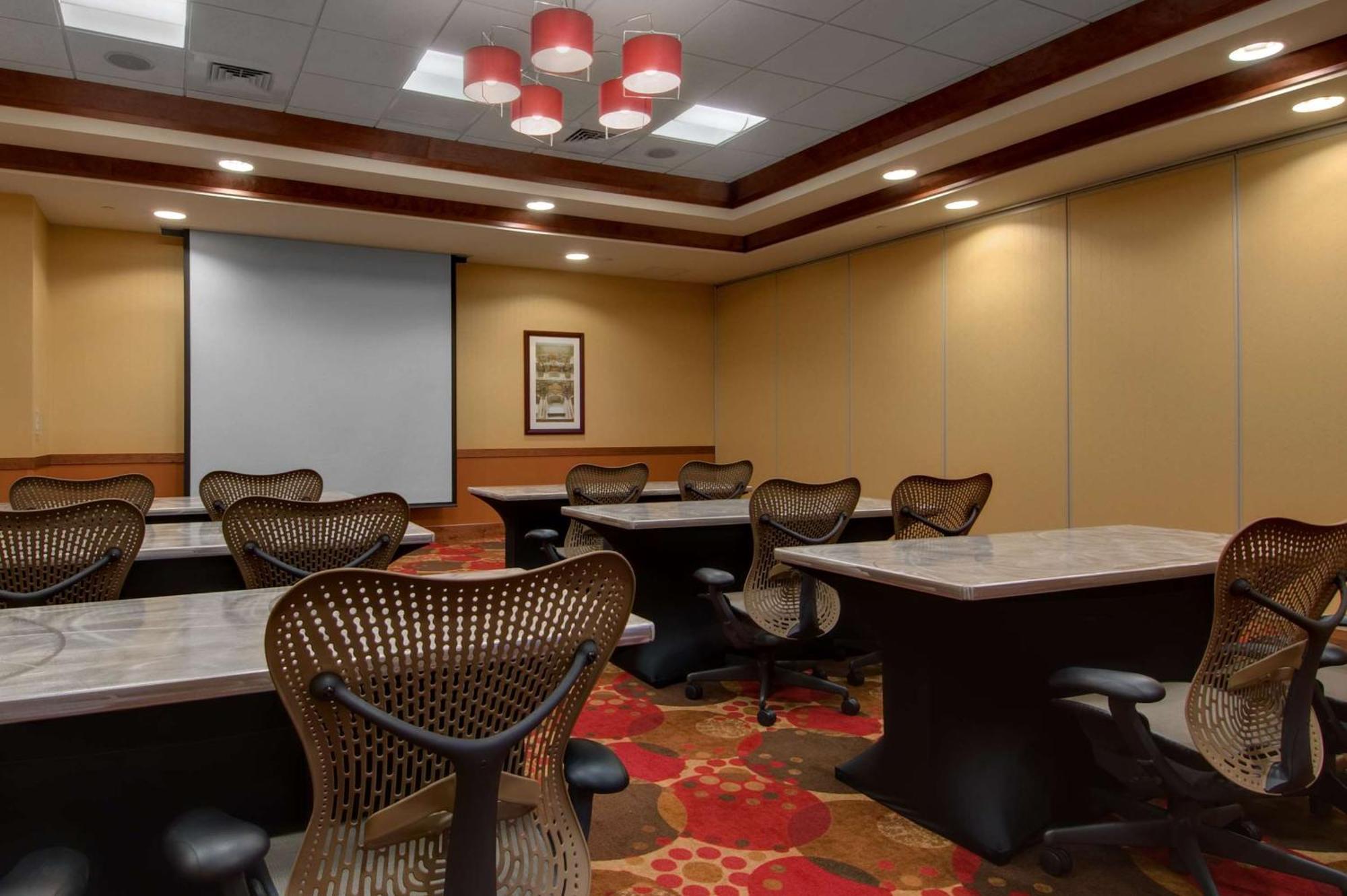 Hilton Garden Inn Milwaukee Airport Бизнес фото