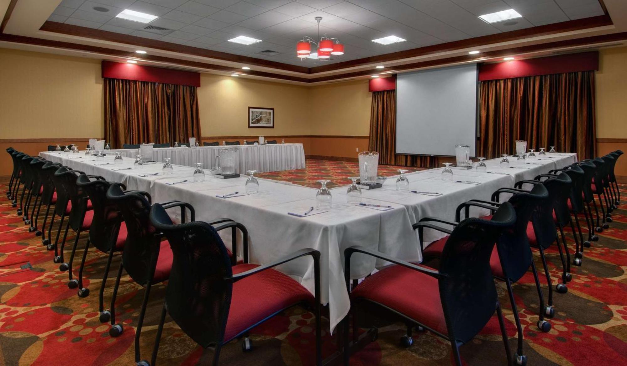 Hilton Garden Inn Milwaukee Airport Бизнес фото